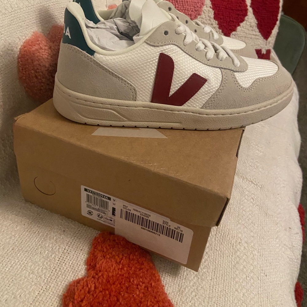 NWT VEJA SNEAKERS